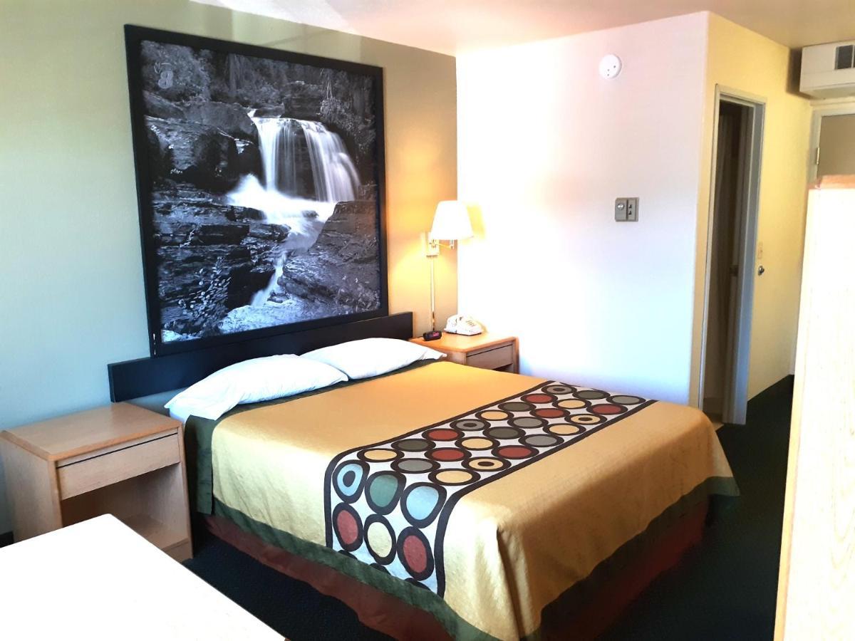 Hotel Super 8 By Wyndham Hamilton Extérieur photo