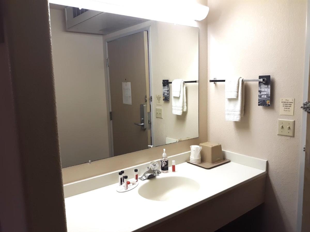 Hotel Super 8 By Wyndham Hamilton Extérieur photo