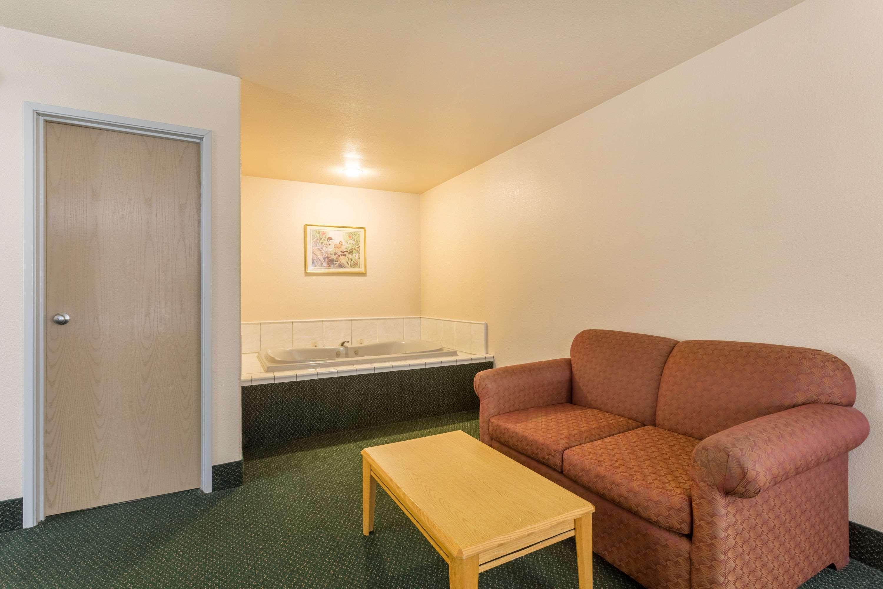 Hotel Super 8 By Wyndham Hamilton Extérieur photo